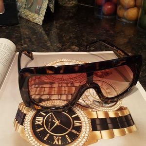 Wow your admirers! Leapord print large and funky!